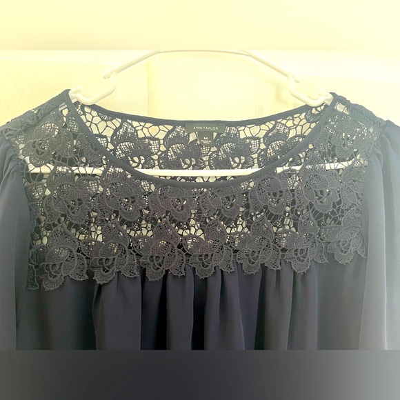 Ann Taylor Women’s Navy Blue Top, Size Medium NWT - Picture 2 of 7